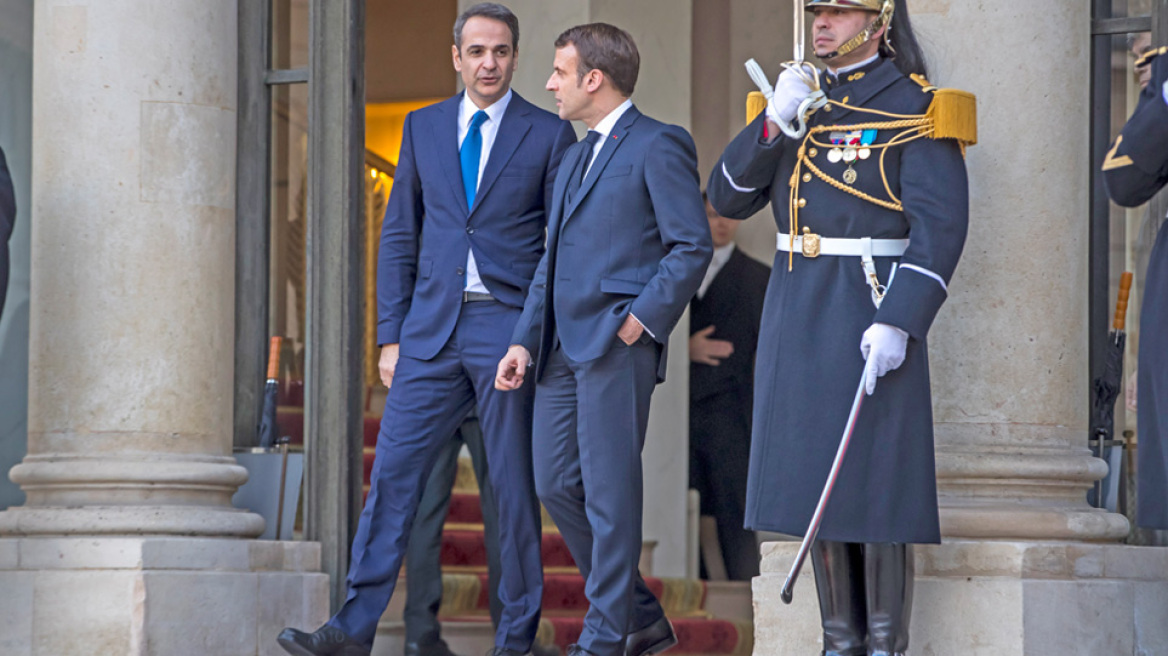 mitsotakis_macron_art