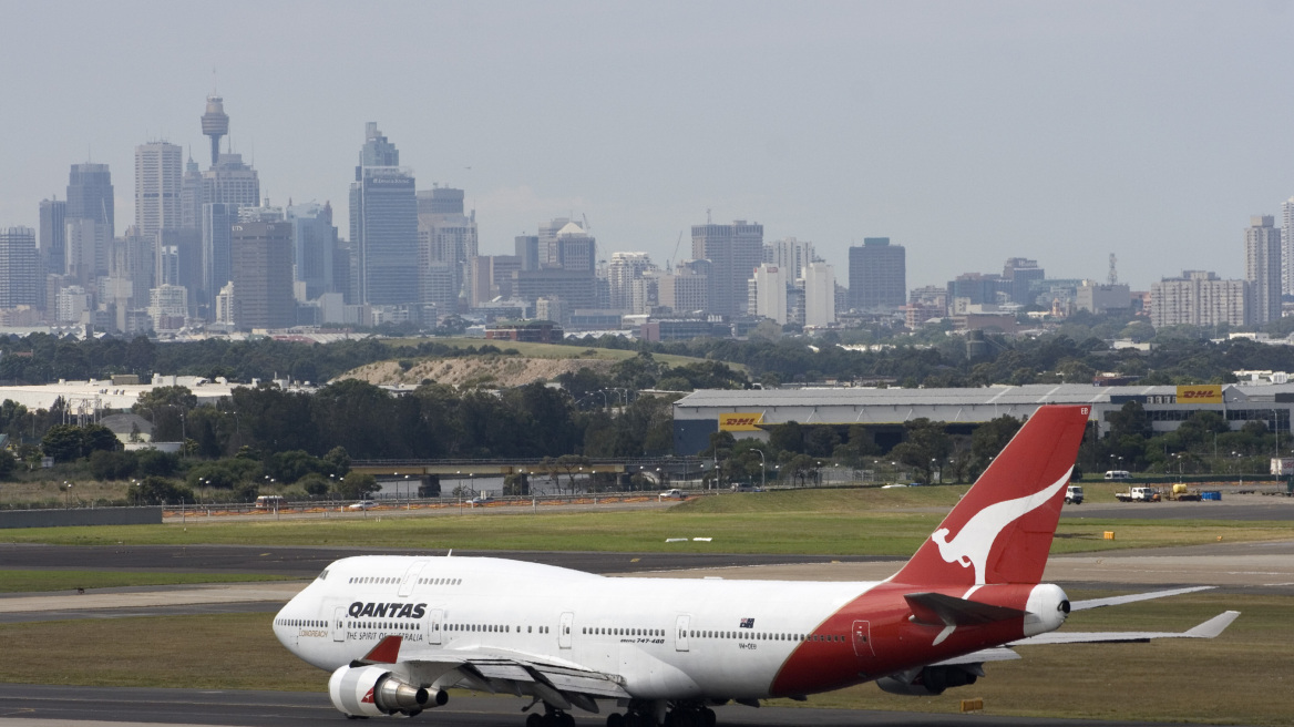 Qantas_Boeing_747-400_at_Sydney_airport