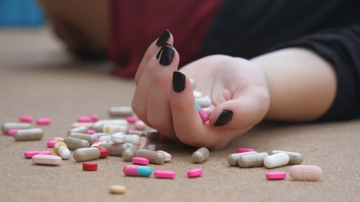 pills-suicide