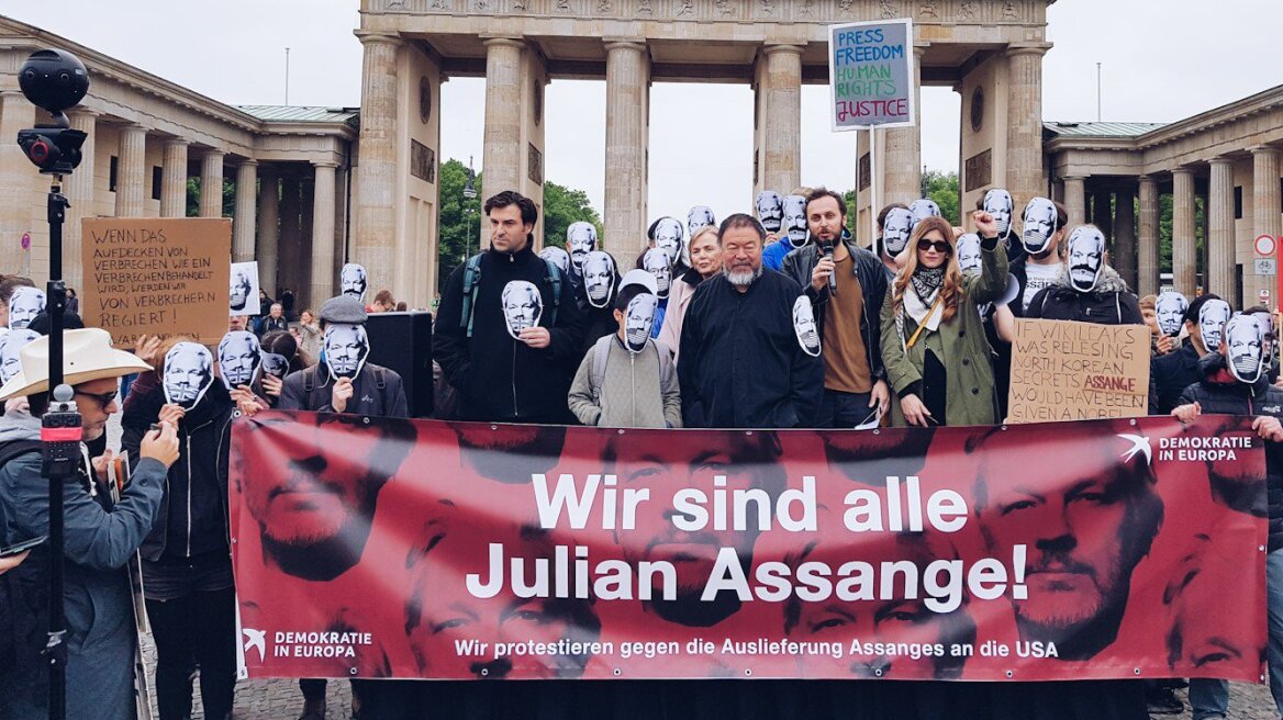 julian_assange_berlin
