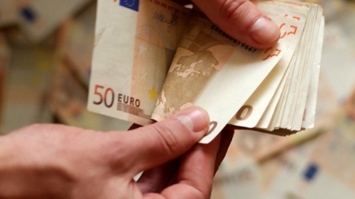 close-shot-of-hands-counting-euro-money-bills_n5dtci83l_f0000-768x431-768x431-768x431-1-768x431-1