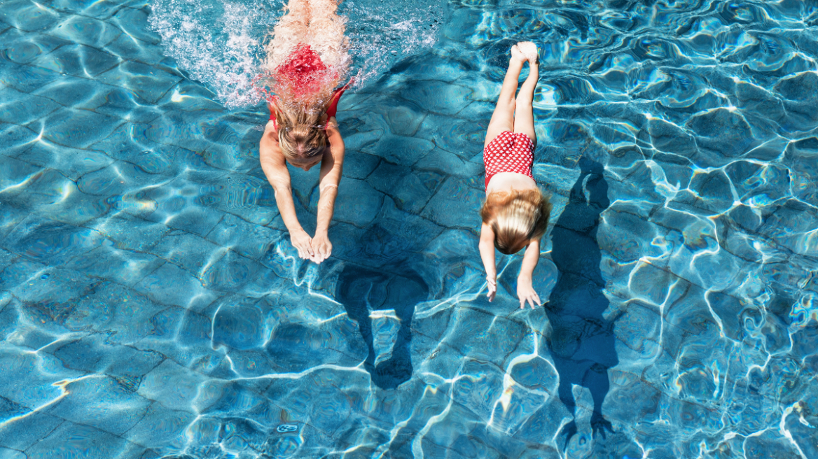 220810185017_mother_daughter_woman_girl_swim_pool_summer