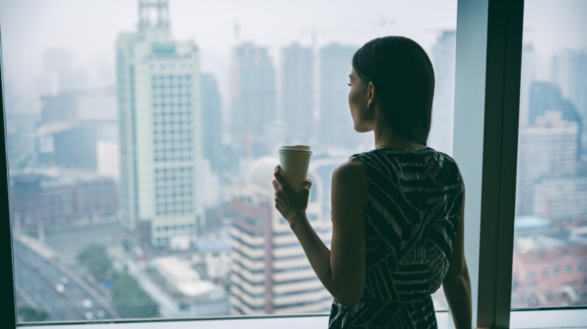 220825140352_woman_city_pollution_office_coffee