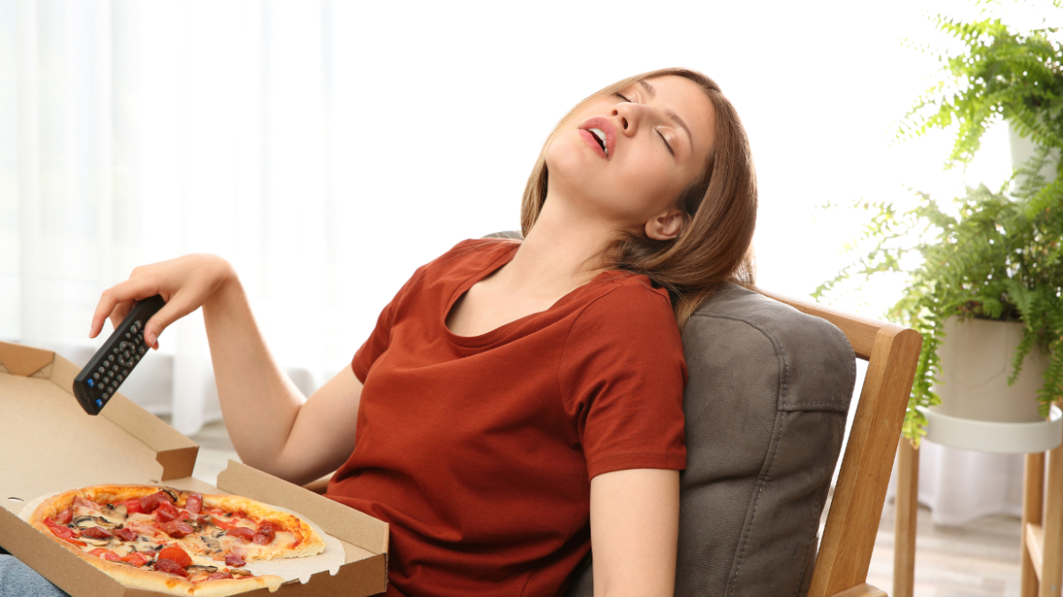 220829200957_woman_sleep_pizza_food