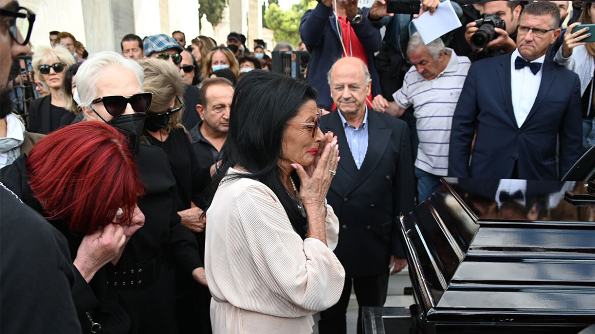 Μάρθα Καραγιάννη: «Αντίο Μαρθούλα» - Ράγισαν καρδιές στην κηδεία, λύγισε η  Σαπουντζάκη