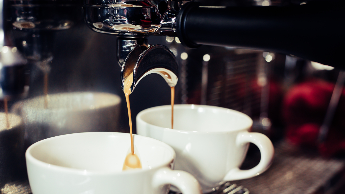 barista-using-coffee-machine-cafe
