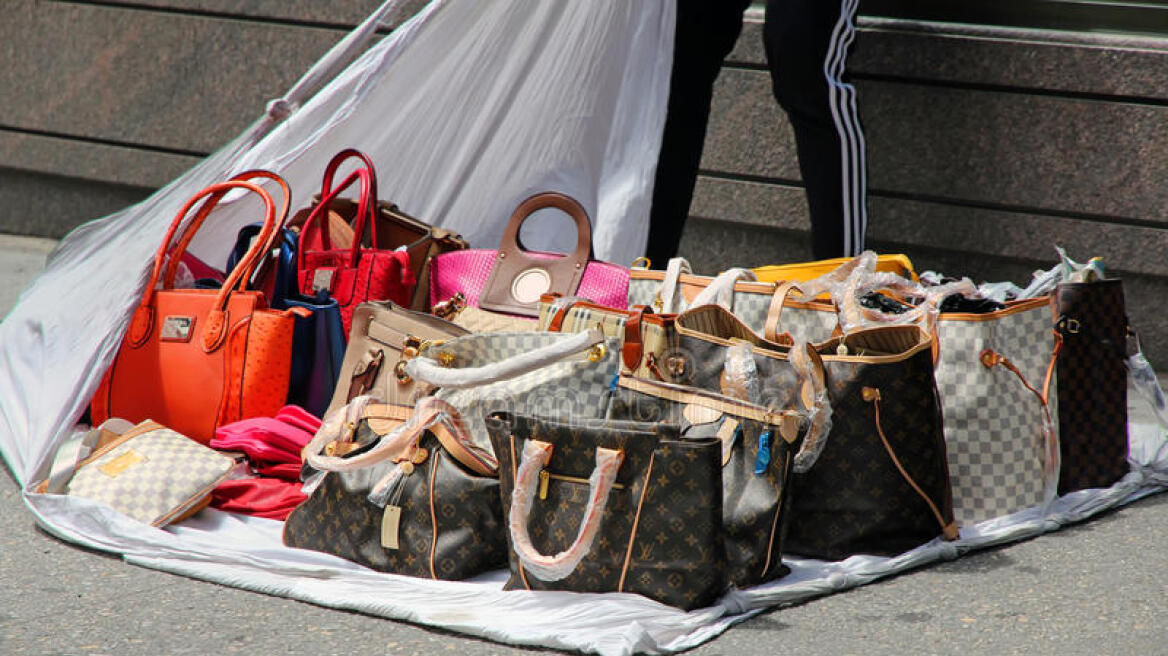 fake-handbags-brand-names-like-coach-louis-vuitton-prada-sale-street-manhattan-ny-42926528