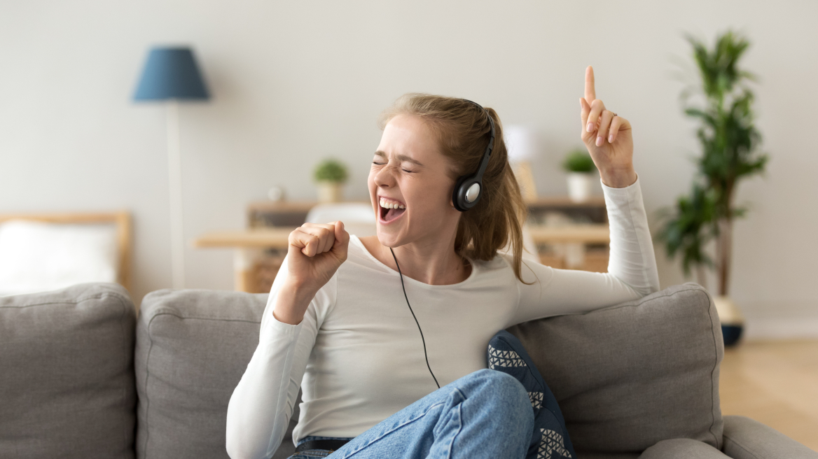 Έρευνα: Ένα δισεκατομμύριο νέοι κινδυνεύουν με απώλεια ακοής λόγω των  ακουστικών και της δυνατής μουσικής