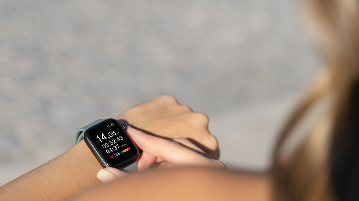 close-up-hand-wearing-smartwatch