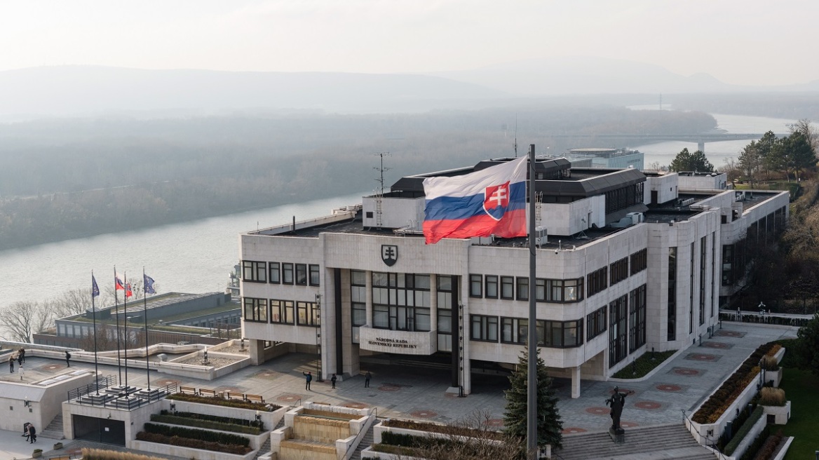 slovakia_flag_parliament