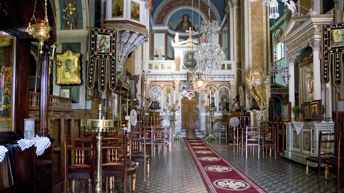 Interior_of_the_Church_of_the_Resurrection_in_Ermoupoli