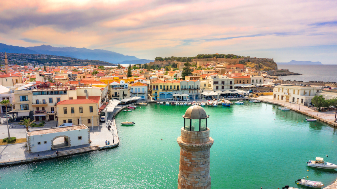 Κρήτη: Έρευνα δείχνει αλλαγές στο προφίλ των τουριστών που επισκέφθηκαν το  νησί το 2022