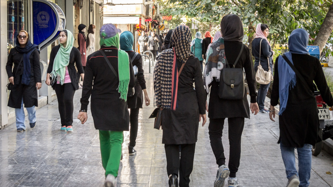 iran-women-in-street-m