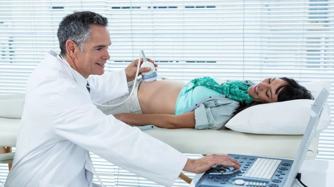 woman_doctor_pregnant_ultrasound