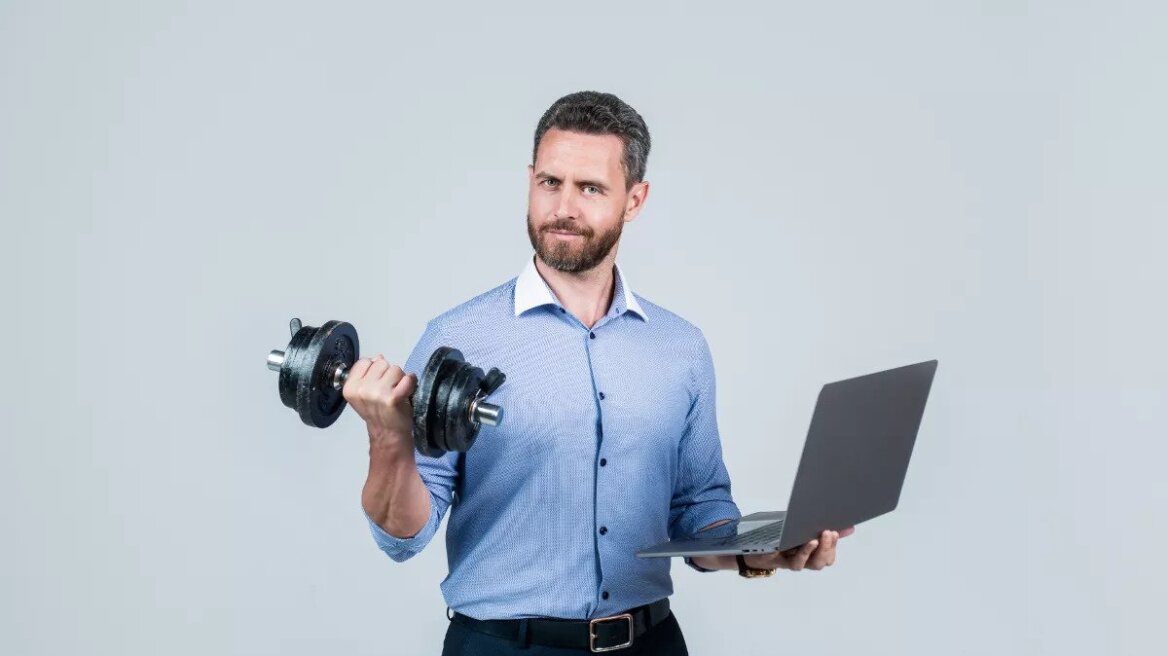 man_workout_fit_laptop