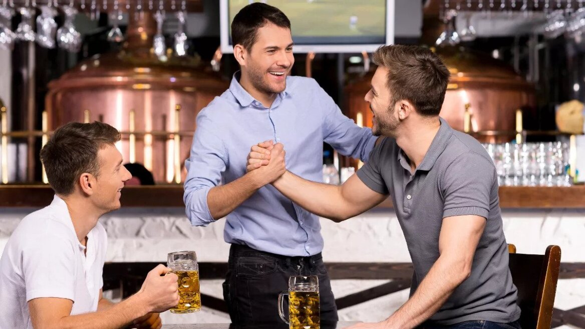 men_football_beer_friends