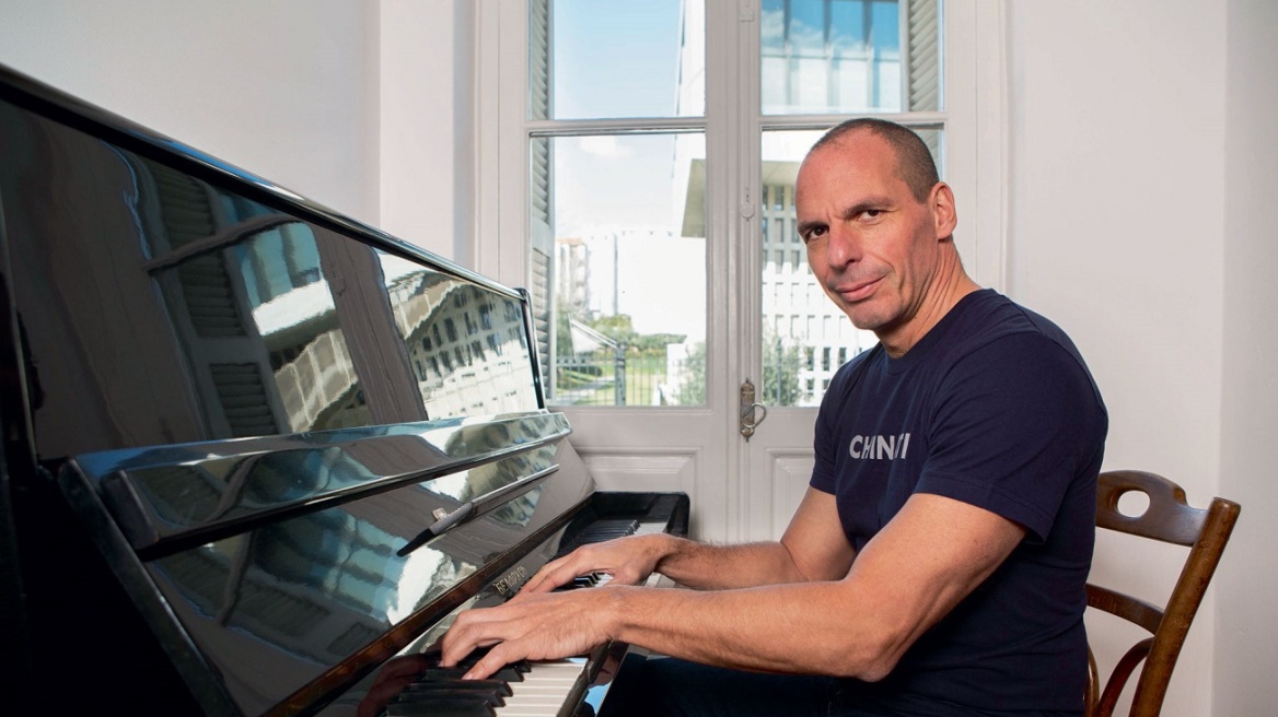 varoufakis_playing_piano1