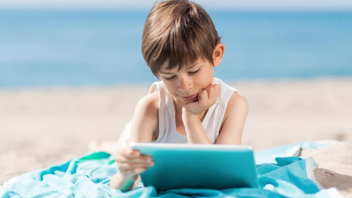child_beach_tablet