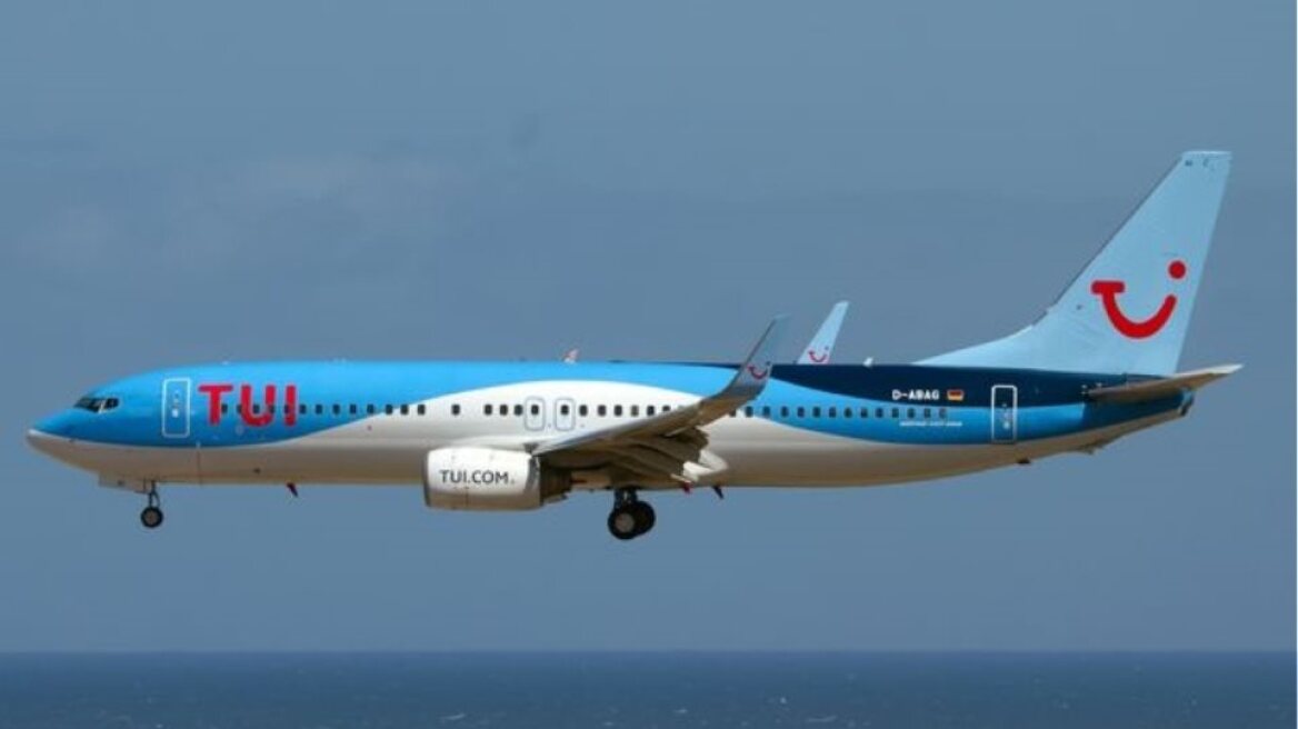 0_TUI-Boeing-737-800-landing-at-Gran-Canaria-Las-Palmas