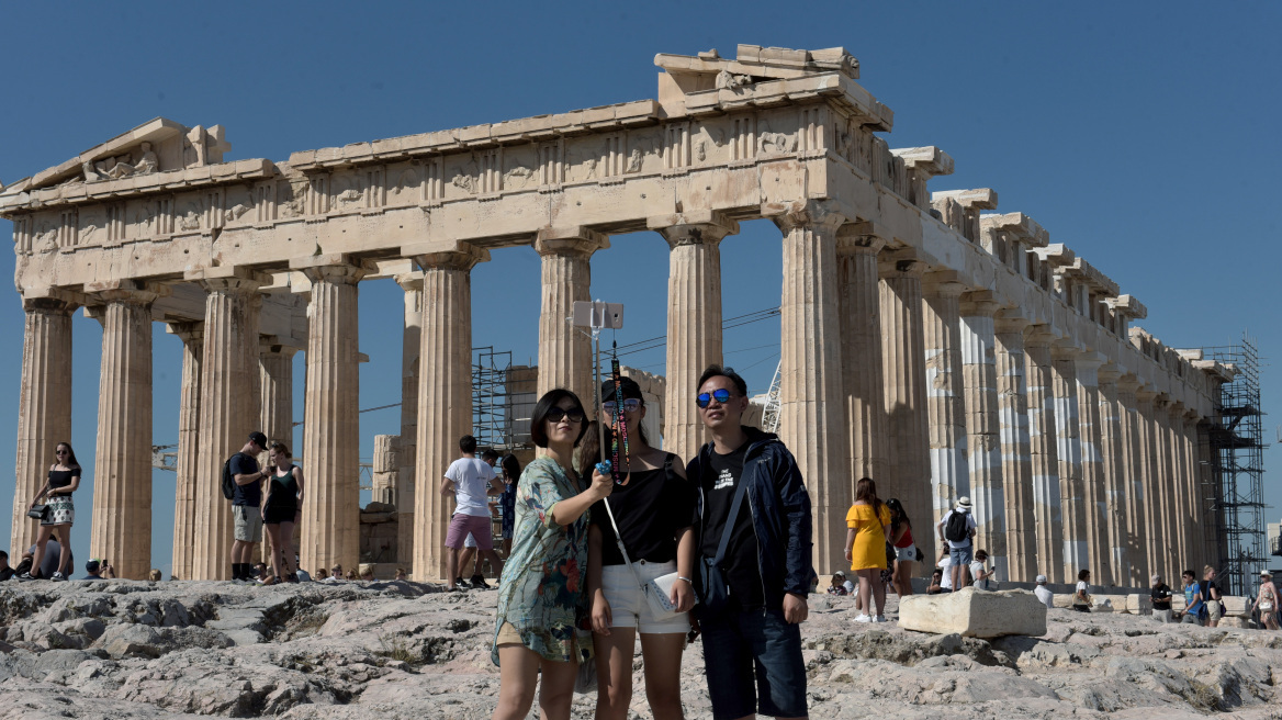 akropoli-touristes-ena