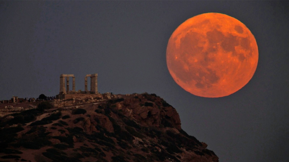 Μάγεψε» η δεύτερη «υπερπανσέληνος» του Αυγούστου – Εντυπωσιακές εικόνες του  «Blue Moon»