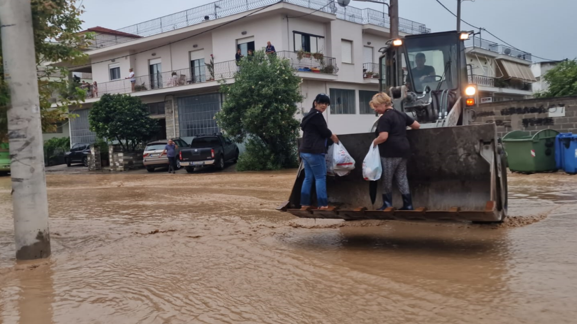 Κακοκαιρια Daniel: Πνίγεται για τρίτη ημέρα ο Βόλος - Σκαπτικά μηχανήματα στη «μάχη» με τις πλημμύρες