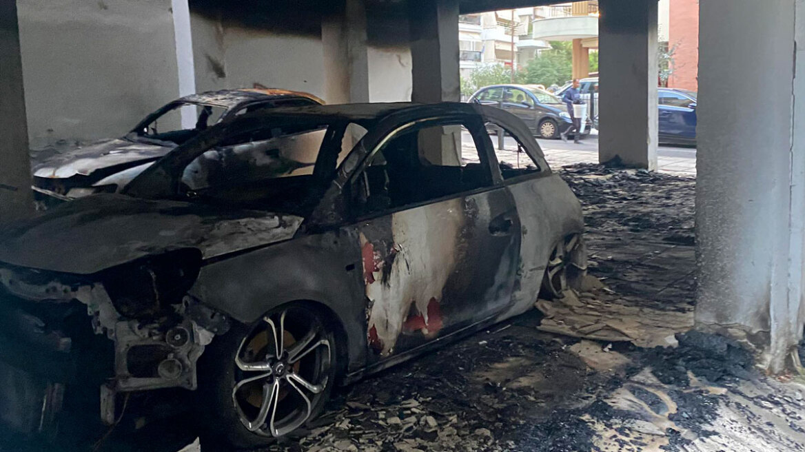 Θεσσαλονίκη: Στις φλόγες δύο αυτοκίνητα και μία μοτοσικλέτα σε πυλωτή