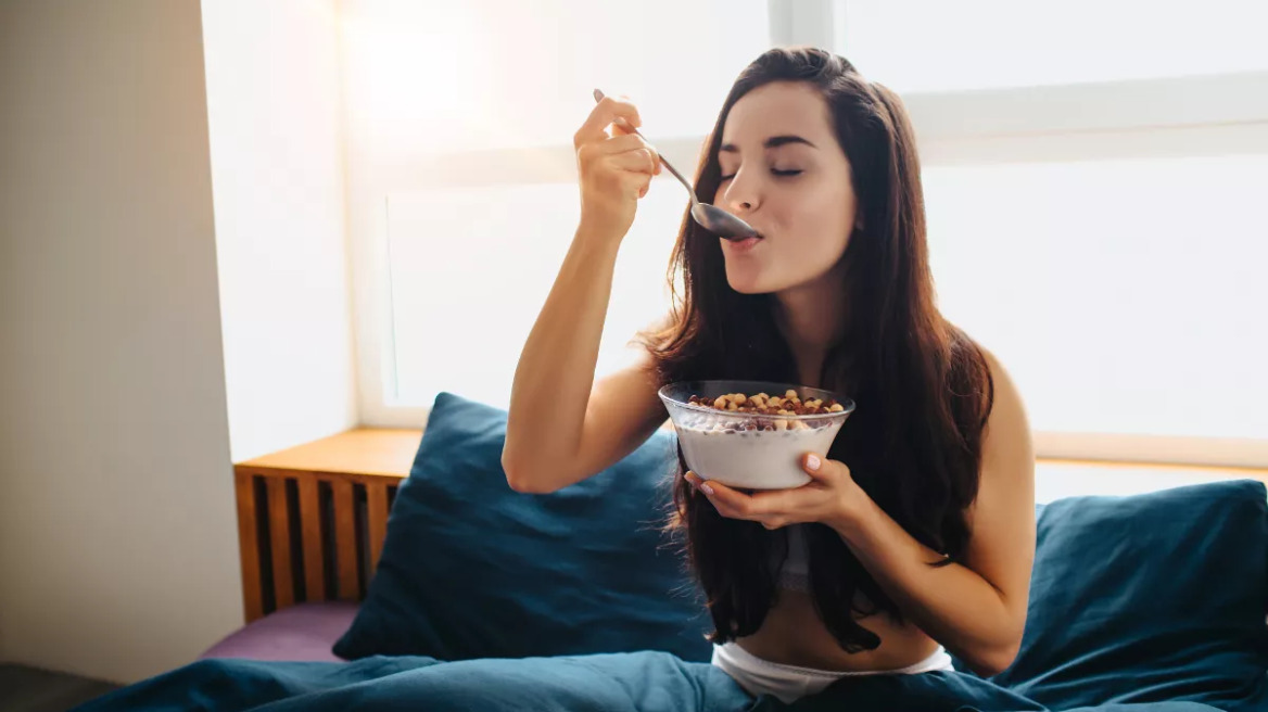 girl_eat_cereal_1690535299