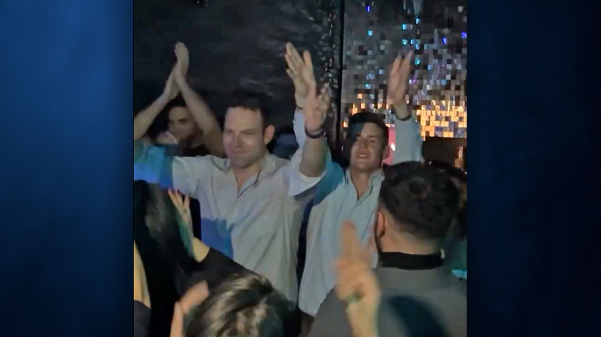 Κασσελάκης: Ο χορός με τον Τάιλερ στο γκέι μπαρ στο Γκάζι μετά την ψήφιση για τον γάμο ομοφύλων