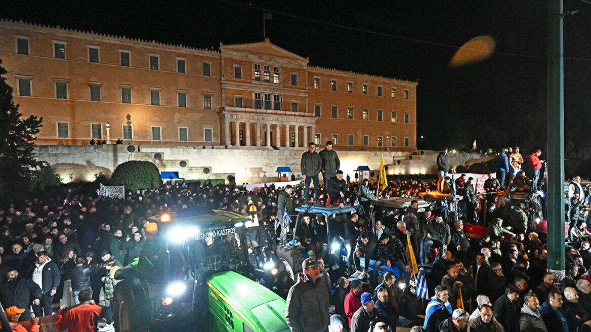 Αγρότες: Τα τρακτέρ κατέκλυσαν το κέντρο της Αθήνας στο μεγάλο συλλαλητήριο  στο Σύνταγμα