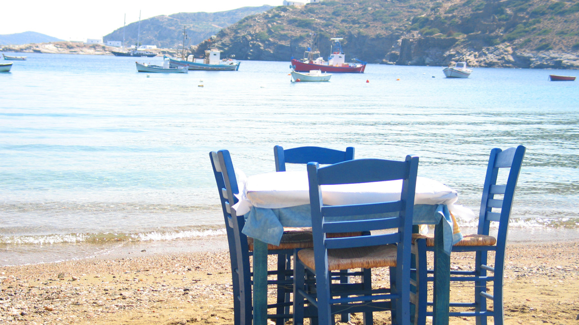 sifnos-beach-table
