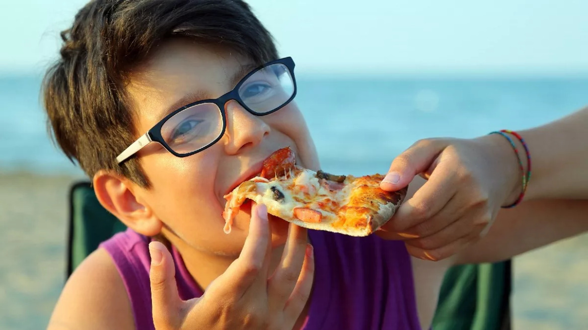 boy_eating-pizza_304497767