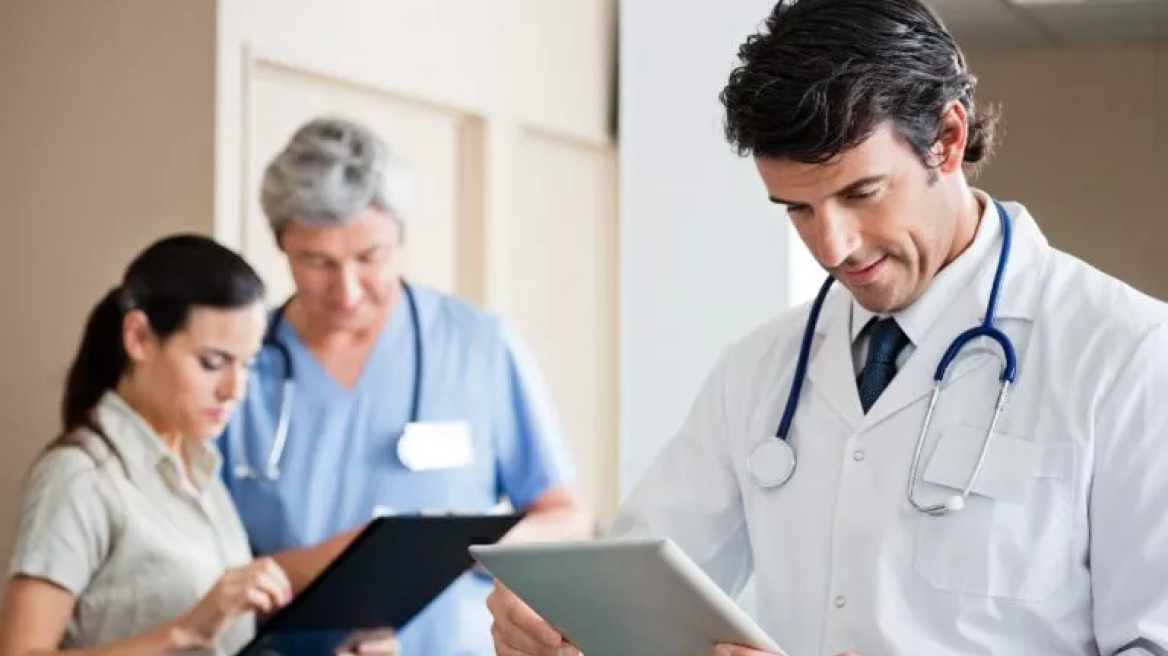 doctors-with-tablet_130682090-768x432