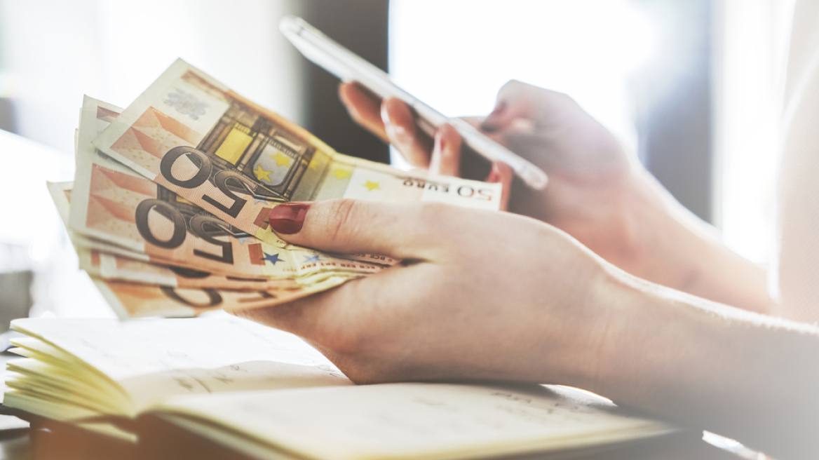 woman_counting_money_arxeio