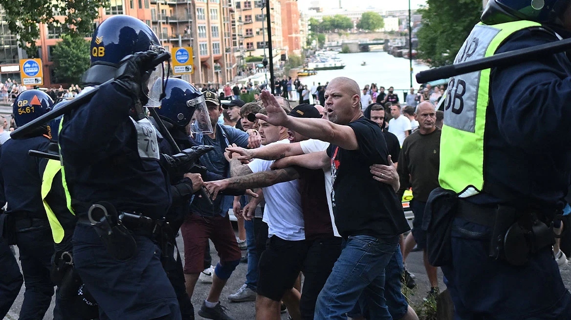 Βρετανία: Πάνω από 400 οι συλλήψεις για τα βίαια επεισόδια σε όλη τη χώρα