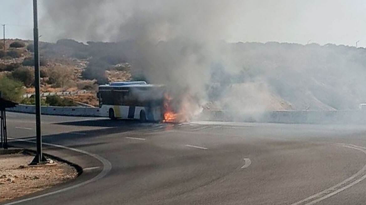 Φωτιά σε λεωφορείο στη Λεωφόρο Ποσειδώνος, στο ύψος της Βουλιαγμένης