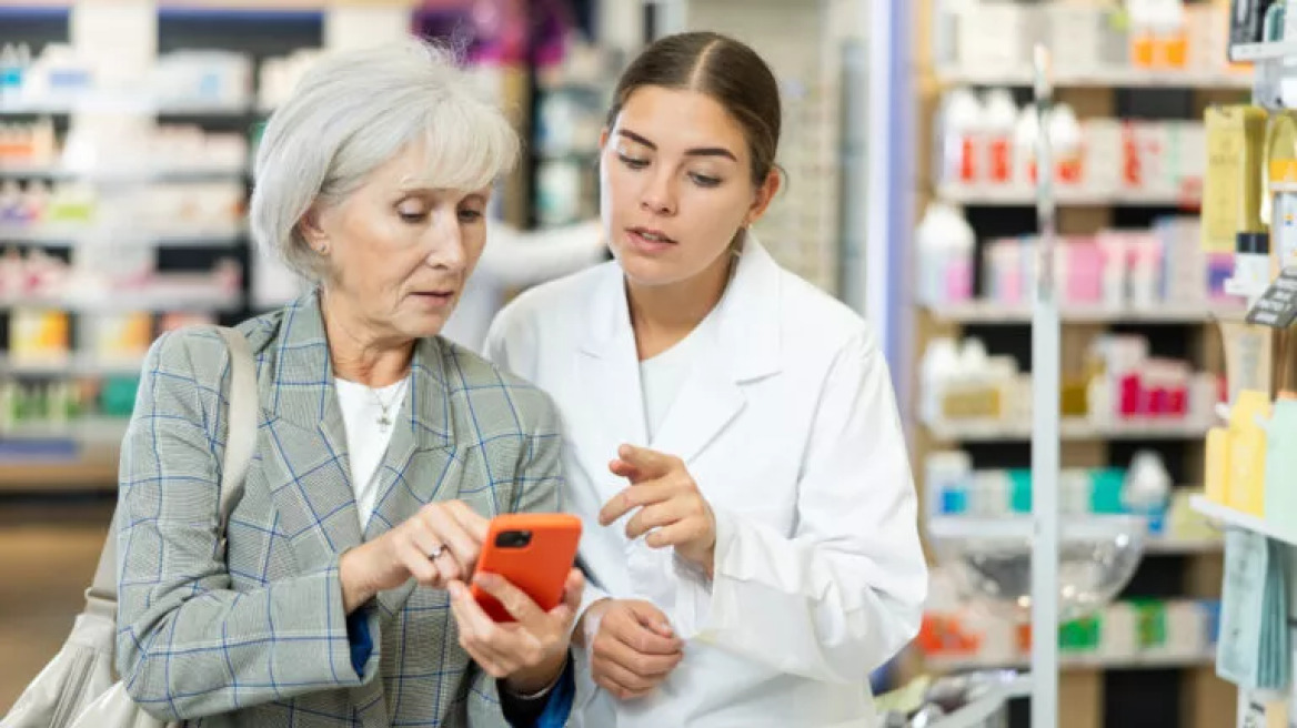 female-pharmacist-with-client_2455232147-768x432