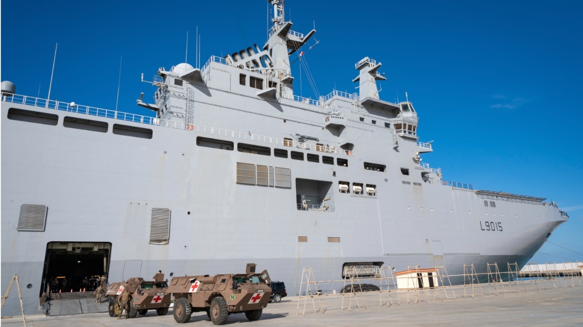 Helicopter_carrier_france