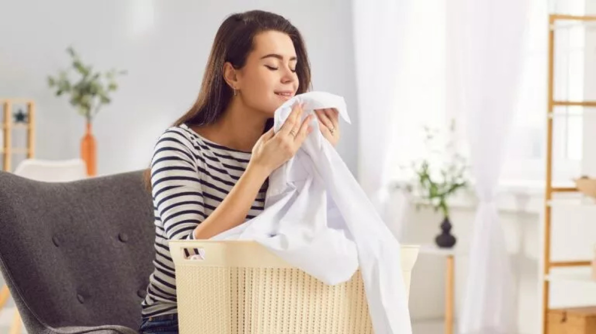 2443764157_smelling_clothes-768x432