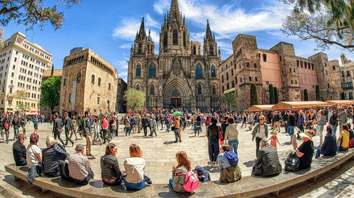 barcelona-tourists