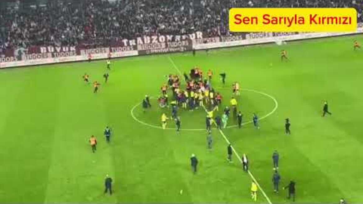 Trabzonspor Fenerbahçe Maçında Taraftar Sahaya İndi! Maç Sonu İstenmeyen Görüntüler