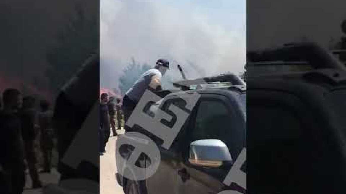 Οι κάτοικοι στη Μαλώνα Ρόδου παλεύουν με τις φλόγες