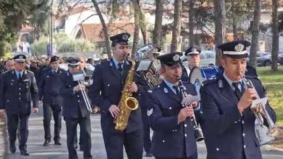 Στους Ταγαράδες Θεσσαλονίκης η κηδεία του άτυχου αστυνομικού - Με πομπή έφτασε η σορός στην εκκλησία