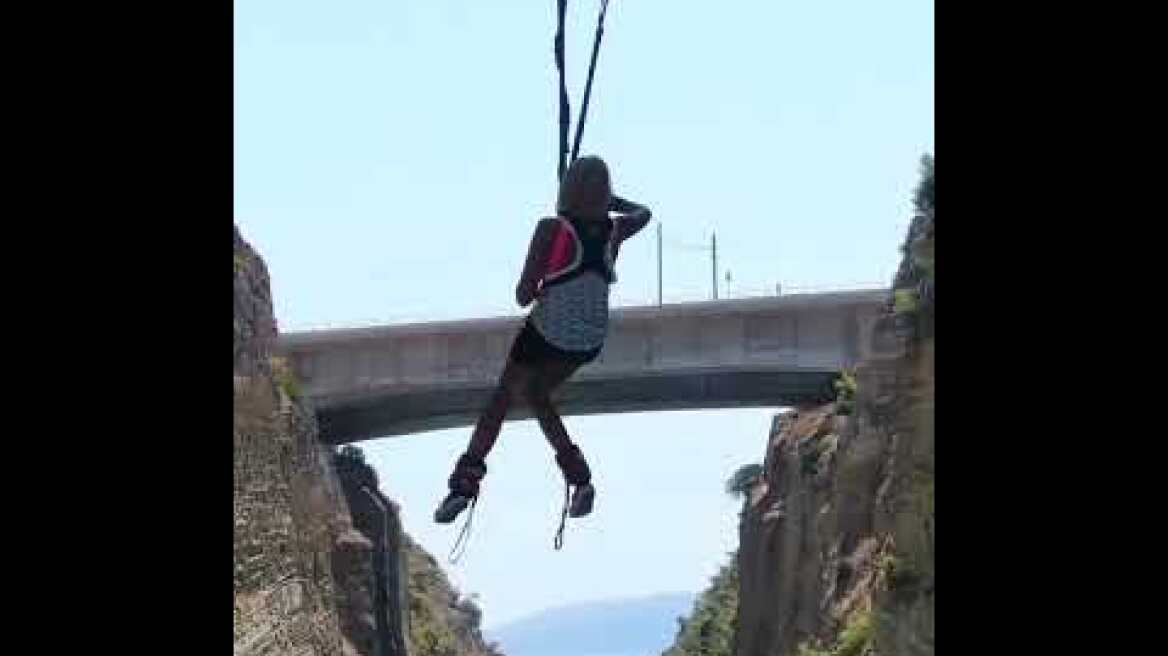 Η Σάσα Σταμάτη κάνει bungee jumping