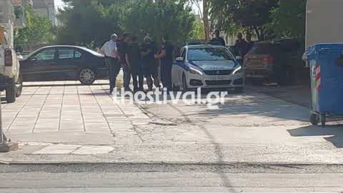 Thestival.gr Σύλληψη άντρα που βγήκε στο μπαλκόνι με όπλο