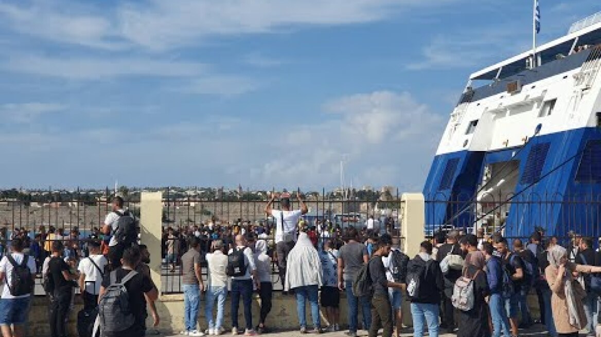 Ρόδος: Mετανάστες συγκεντρώθηκαν στο λιμάνι εμποδίζοντας τον απόπλου επιβατικών σκαφών