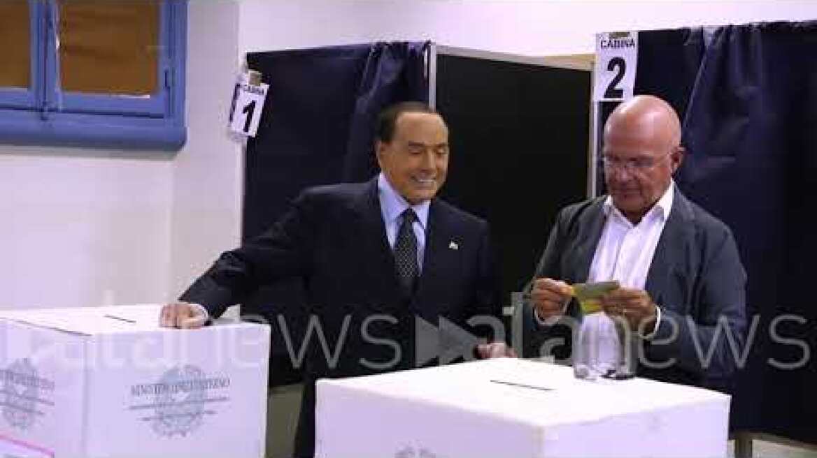 Elezioni, Berlusconi al voto a Milano insieme alla compagna Marta Fascina
