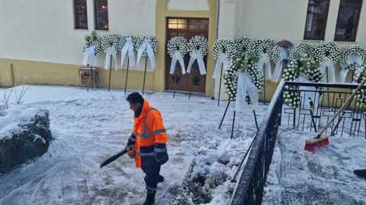 Εργαζόμενοι του Δήμου βρίσκονται από νωρίς στην εκκλησία για να καθαρίσουν το χιόνι