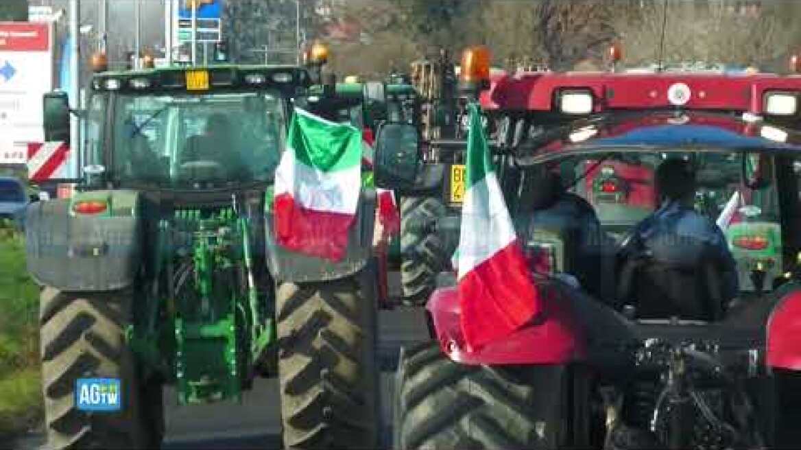 Protesta dei trattori, gli agricoltori sfilano a Pavia