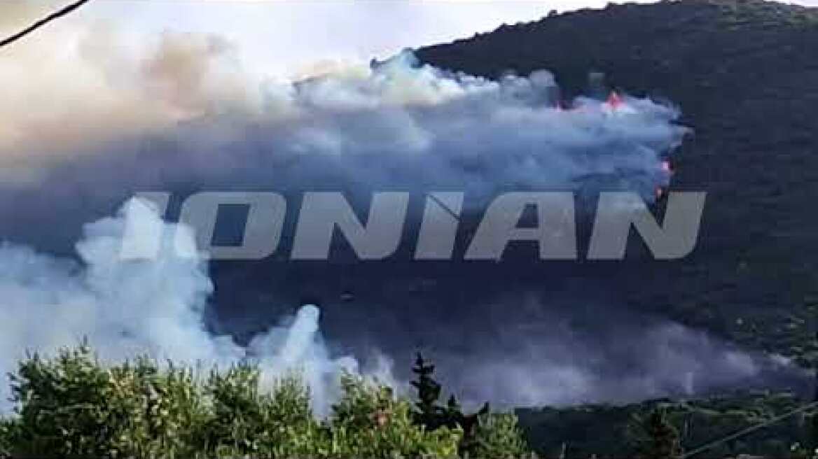 Ζάκυνθος | Μεγάλη φωτιά στο Γάλαρο - Μάχη με τις φλόγες δίνουν οι Πυροσβέστες